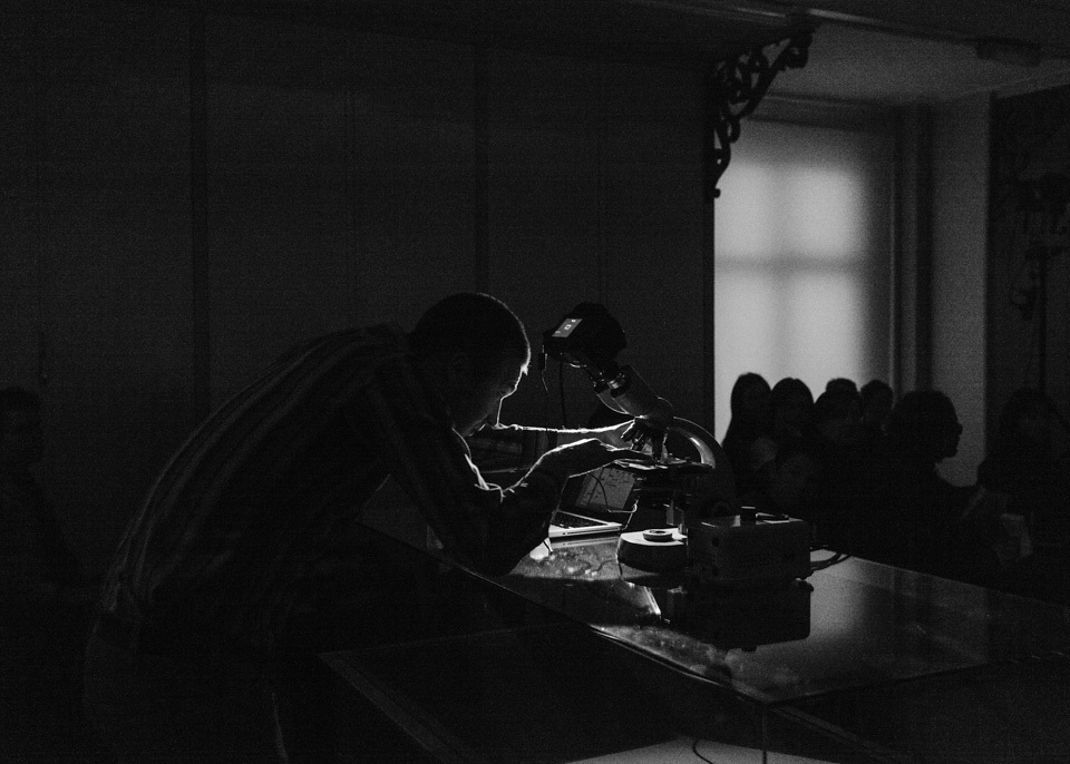 <p>Anne Jan Reijn placing his seminal fluids under the microscope.&nbsp;</p>
