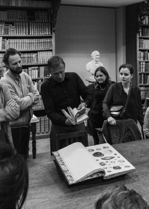 <p>Hans Mulder showing rare books&nbsp;by&nbsp;Maria Sybilla Merian and Job Gustav Hoch.</p>
