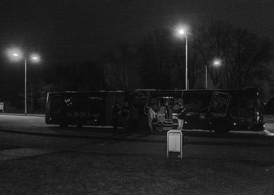 <p>de bus stopt</p>
