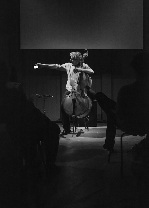 <p>Wilbert de Joode timet zijn performance.</p>
