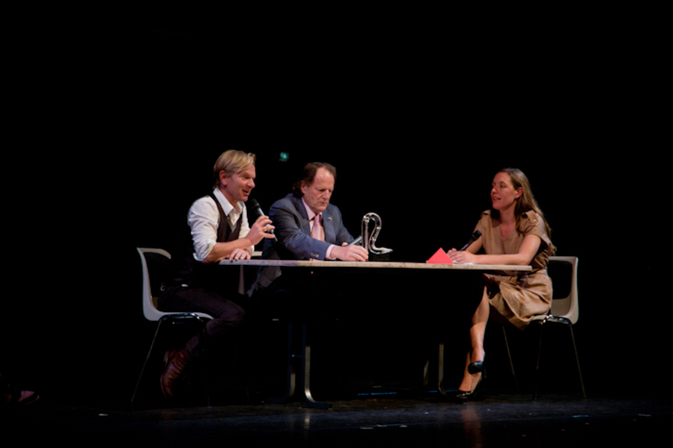 <p>Jaap Polak taxeert de Prijs van Michiel van Erp, met Julia van Mourik</p>
