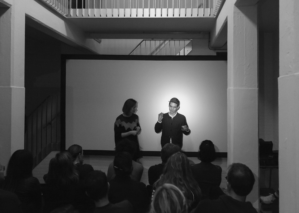 <p>Suzanne Wallinga interviewt&nbsp;John Skoog</p>

