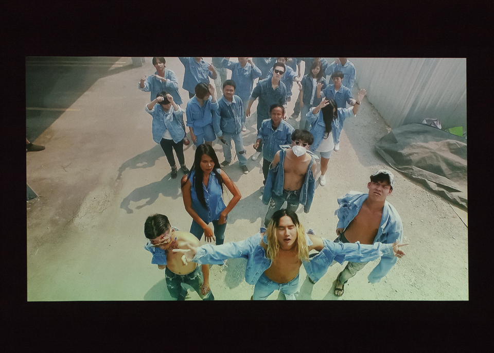 <p>Painting with history in a room filled with people with funny names 3 van&nbsp;Korakrit Arunanondchai​</p>
