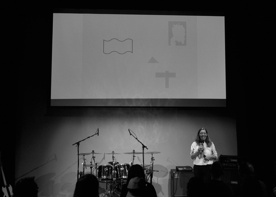 <p>Leader by Maarten van Maanen.&nbsp;Julia van Mourik introduces the program.</p>
